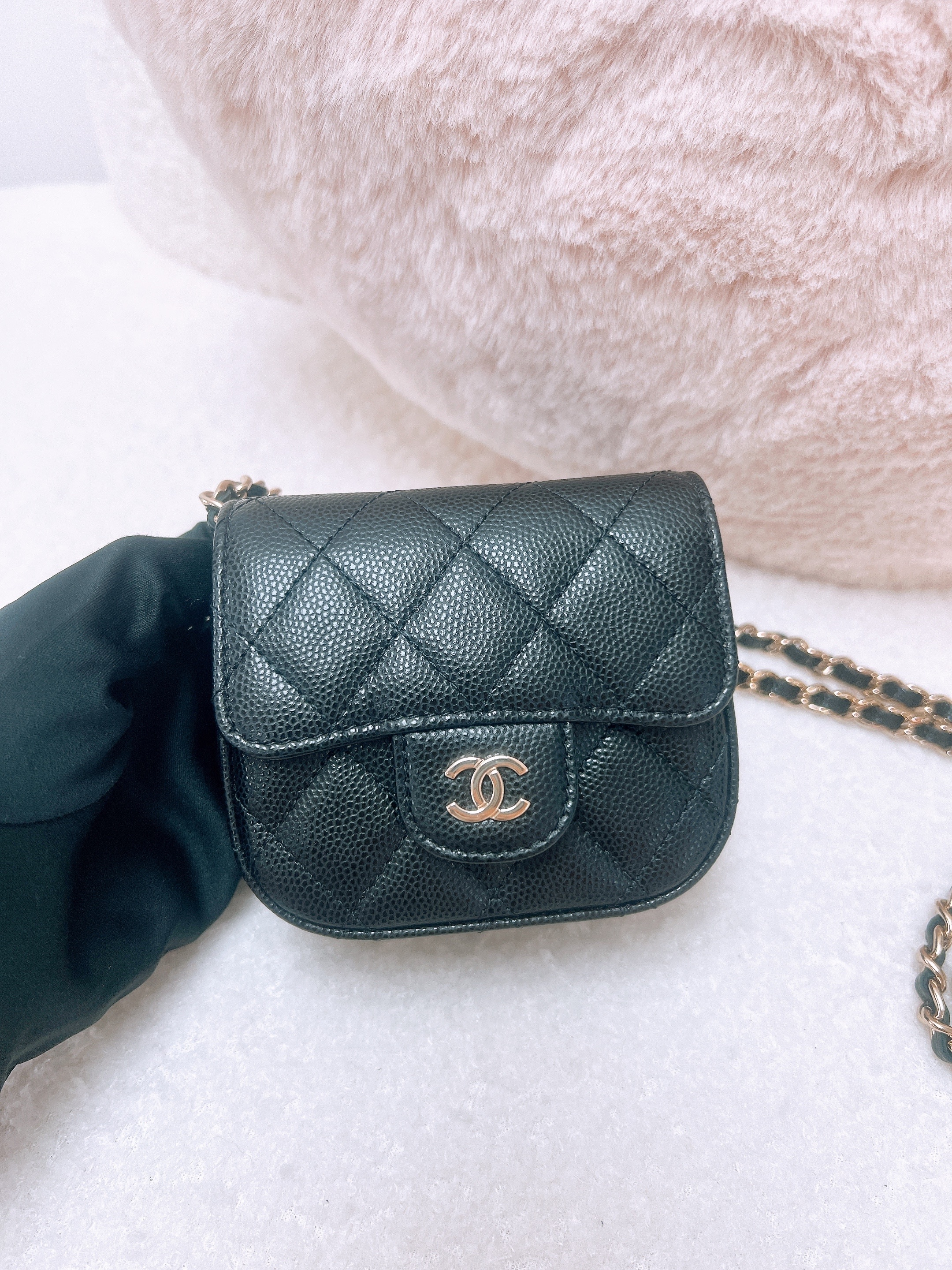 Chanel mini pouch (black caviar/ GHW)