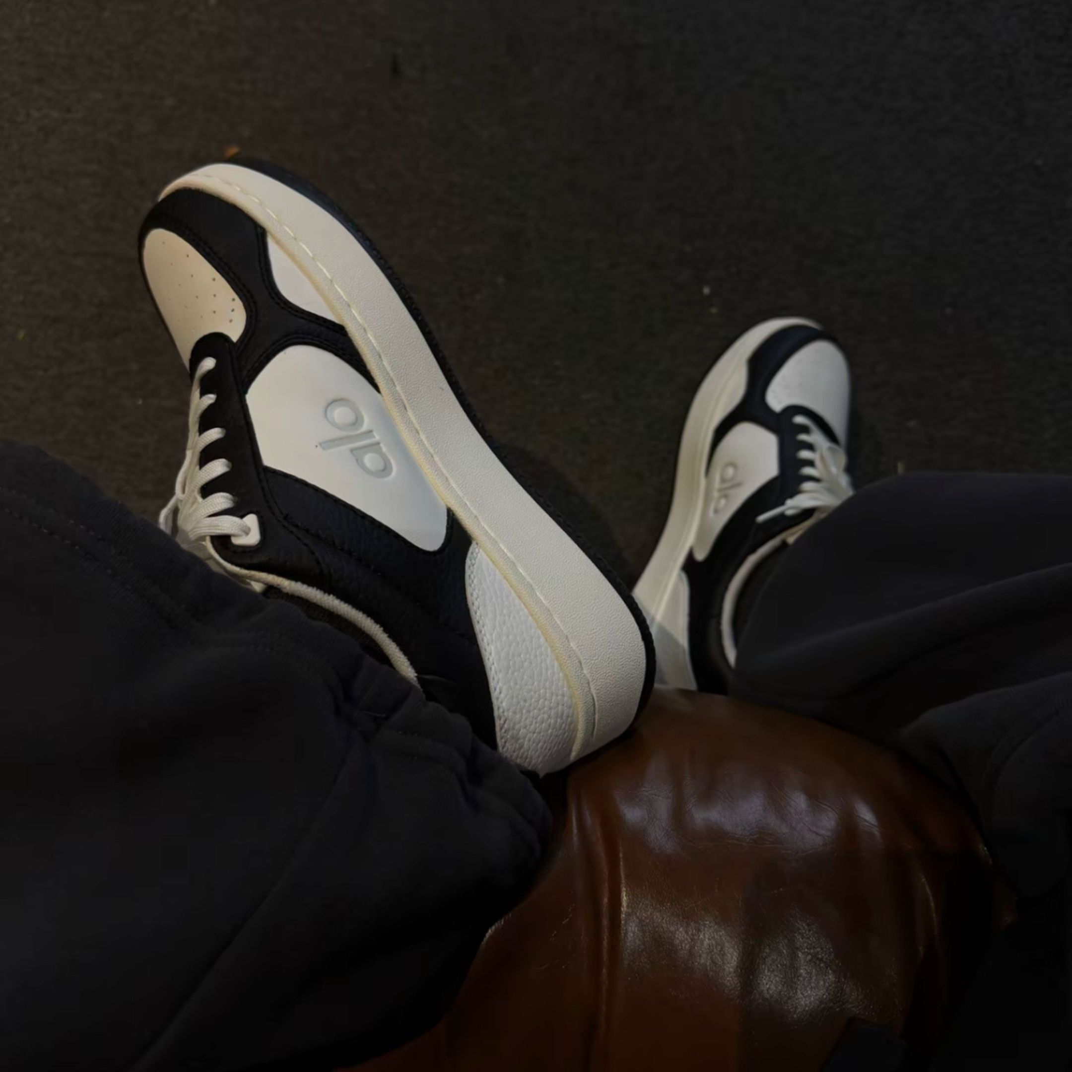 NICEDAY 代購 Alo Yoga Recovery Mode 黑白 板鞋 圓頭 防滑 耐磨 Jisoo同款 A0685U