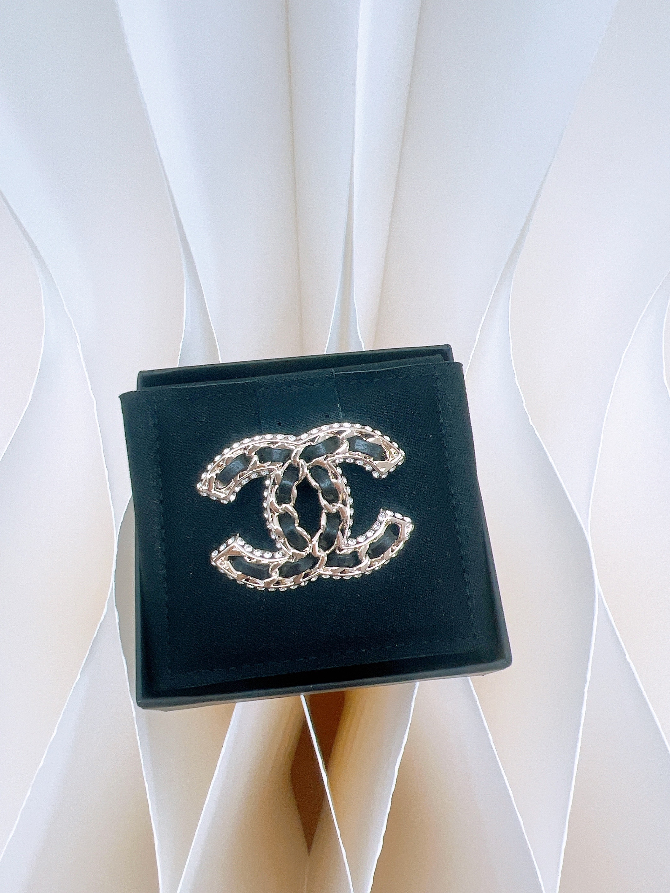 *Unused* Chanel 23p brooch black