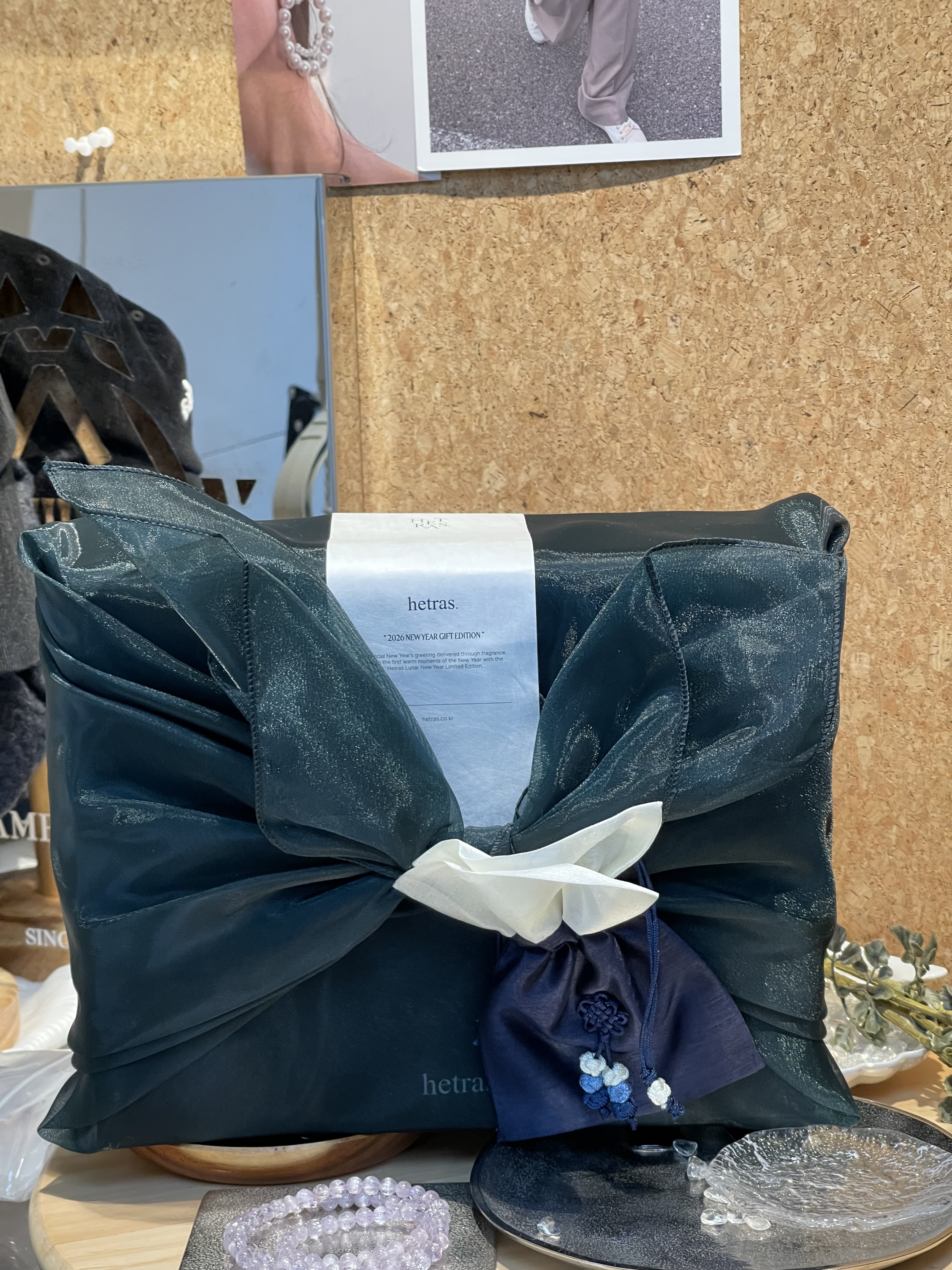 Hetras 新年限量版香氛禮盒 (5件/套)A. Nº.07 Hotel Wood 前調｜青綠 | 中調｜茉莉 | 後調｜木質 #沉穩 #質感 #大氣 如五星酒店大堂的深邃木質香，伴隨土壤與林木的厚重氣息，中性而高貴。