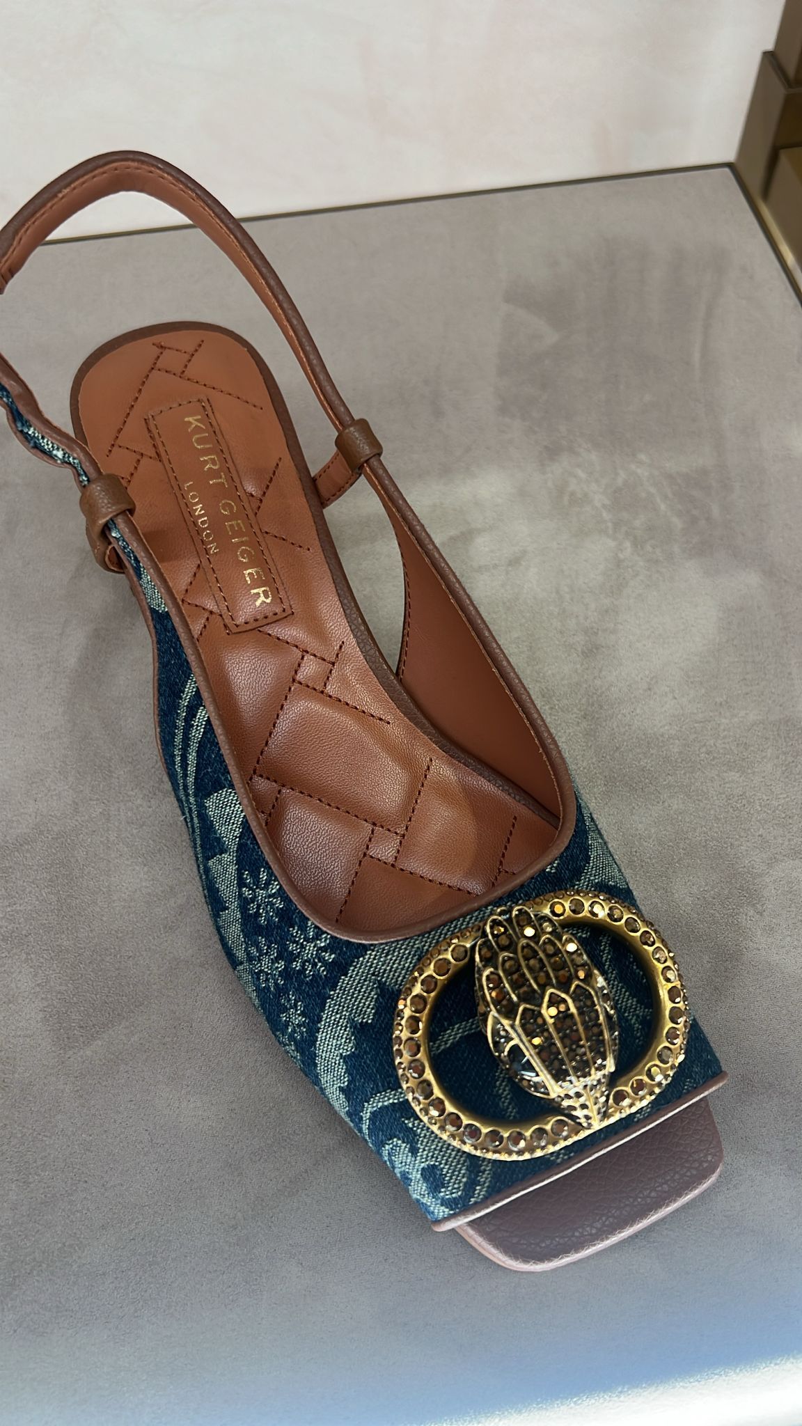 英國代購 -KG Kurt Geiger CHELSEA BLOCK SQ SLING(牛仔腰果花）