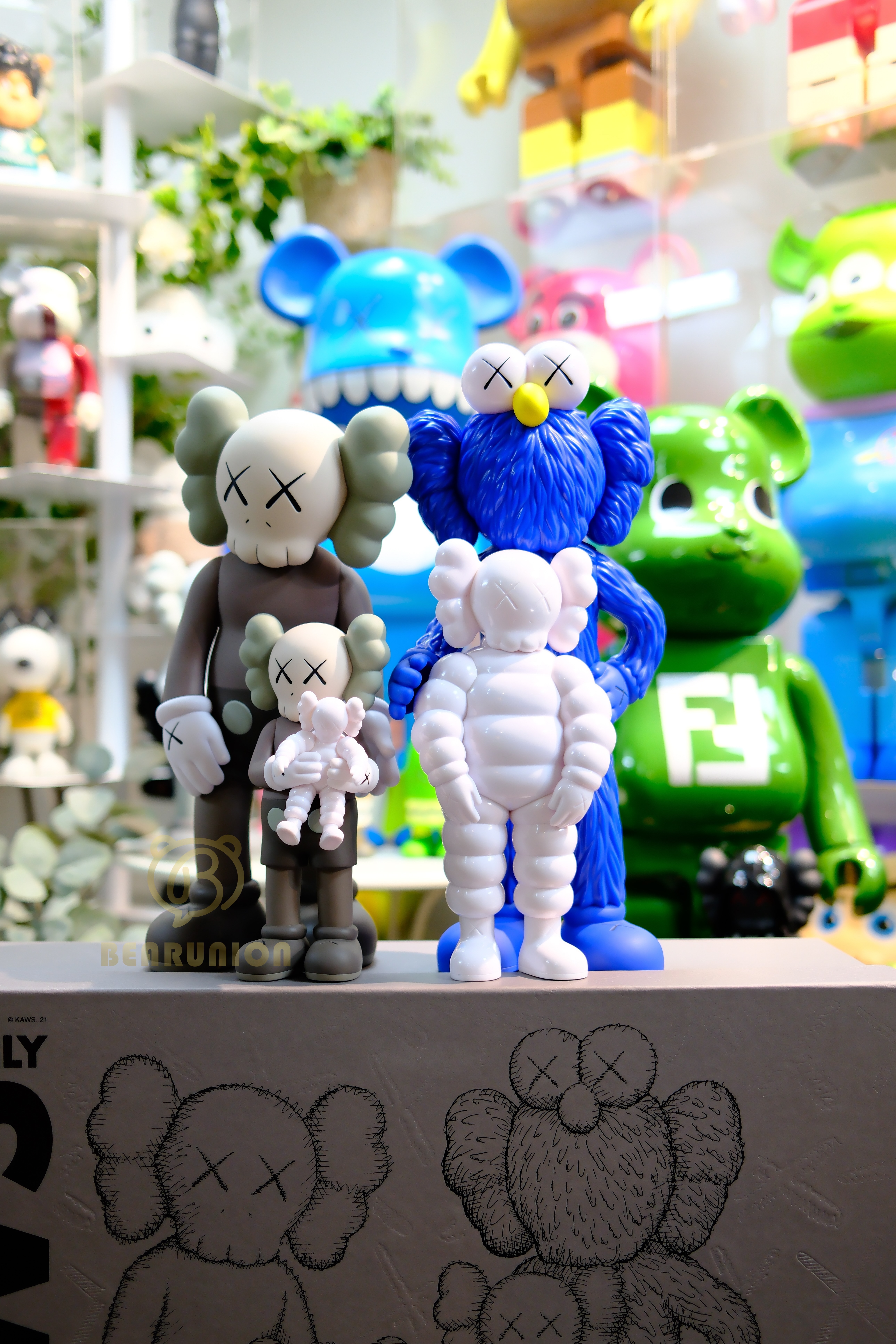🥇現貨🥇KAWS Family Vinyl Figures Brown/Blue/White