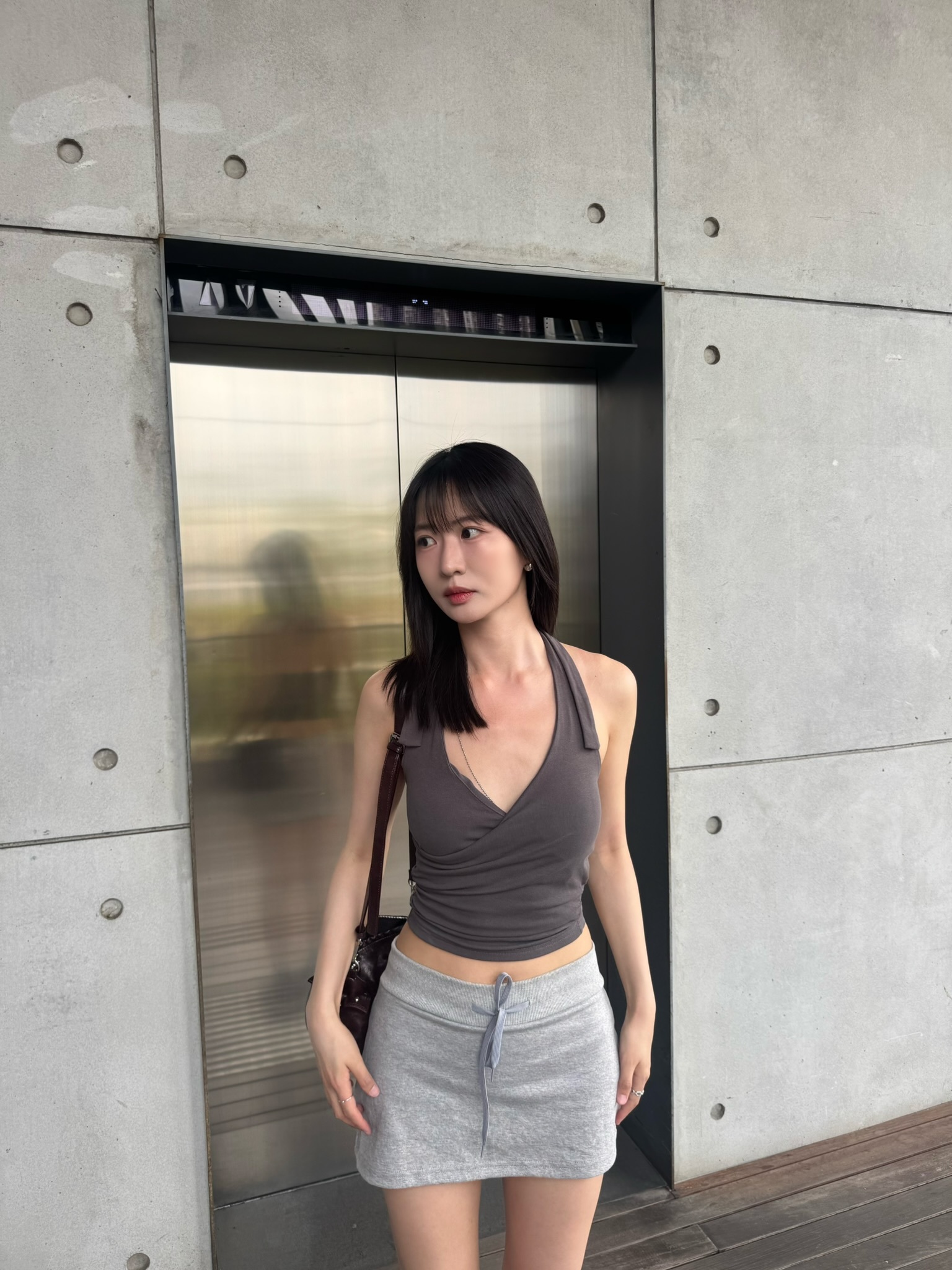 (新貨88折🩷)女人味V領彈性綁帶有Pad背心 T260408(白/黑/深灰)