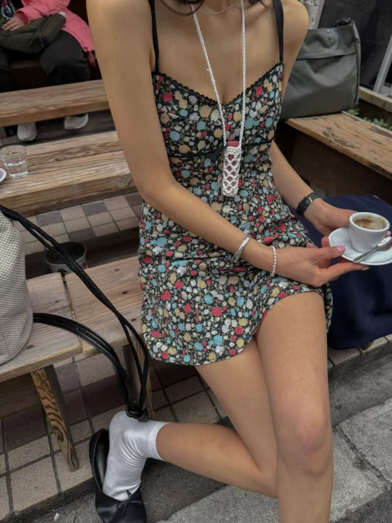 吊帶花蕾絲短洋裝