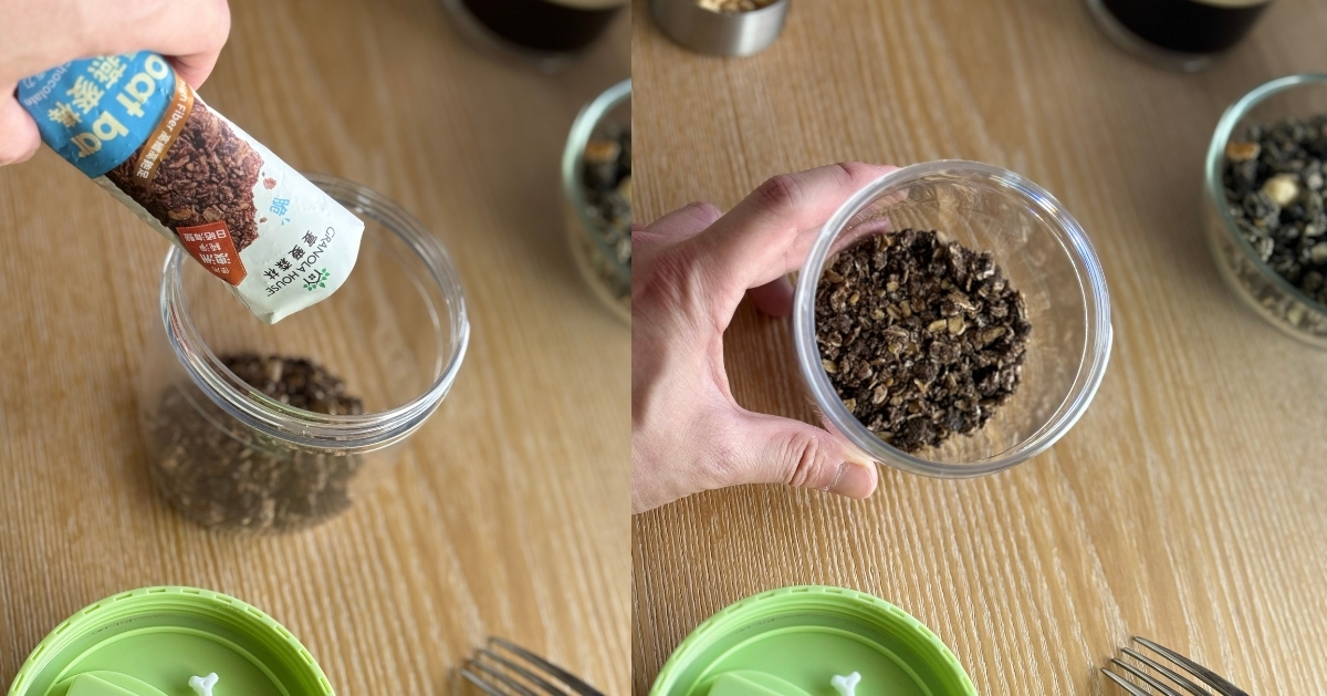 海鹽厚巧克力燕麥棒敲碎後平鋪於杯底