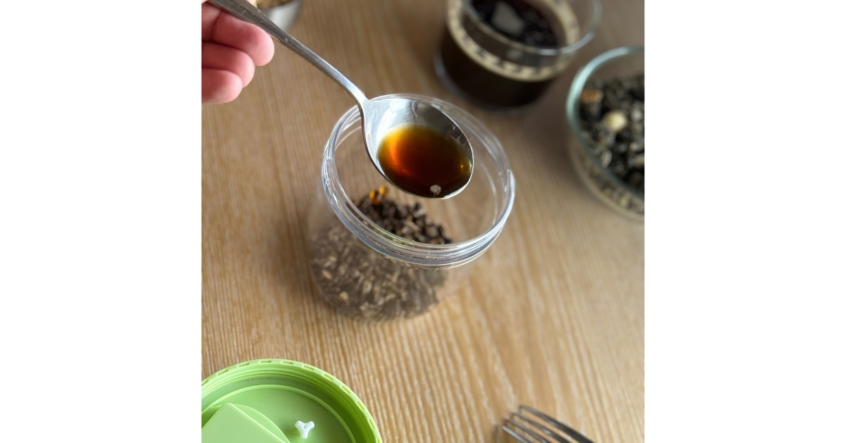 咖啡倒入，讓碎燕麥棒靜置吸收咖啡風味備用