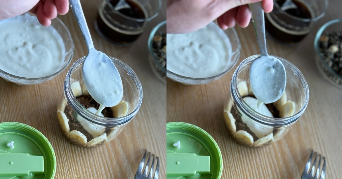 將一半的無糖優格倒入燕麥杯中，直至蓋過燕麥杯壁的香蕉片