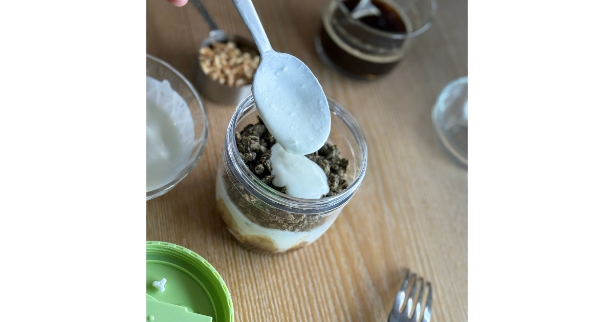 將剩下的無糖優格加入後即完成