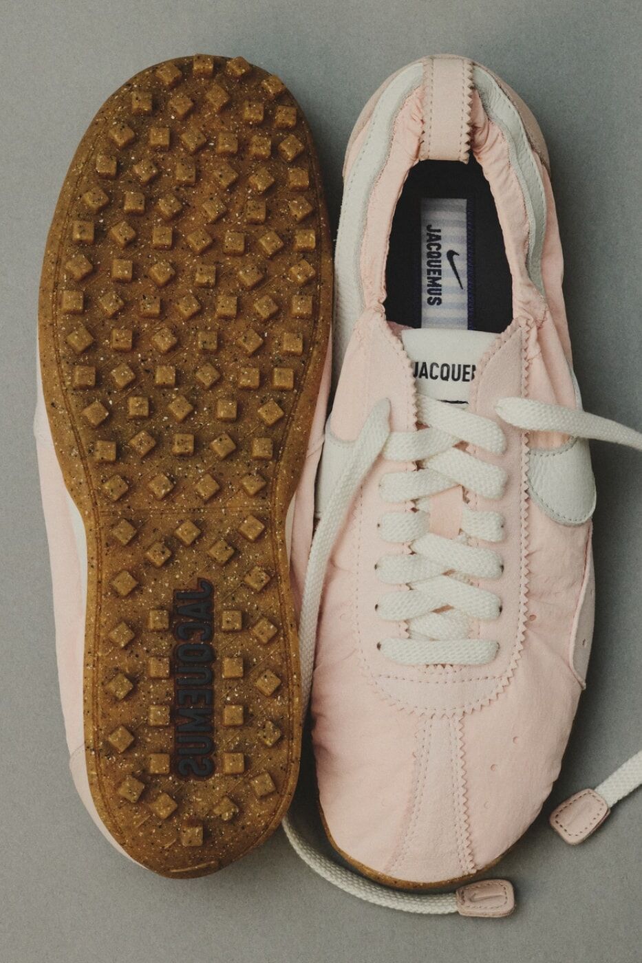 （海外連線代購）男女鞋 JACQUEMUS X NIKE W MOON SHOE SP 粉色 芭蕾風 復古 跑鞋 休閒鞋【HV8547-601】Lisa同款