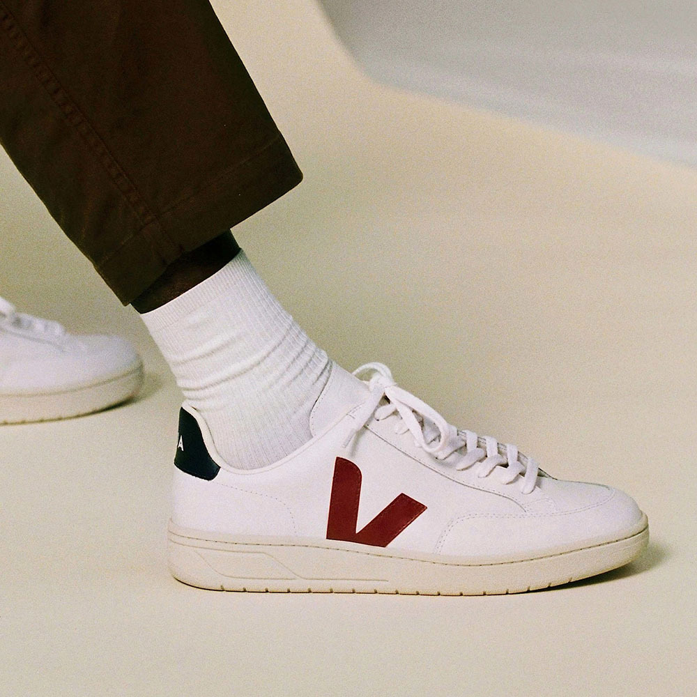 【VEJA】男款V-12 Leather法國小白鞋｜經典斜V 拼接設計-白色 x 酒紅色