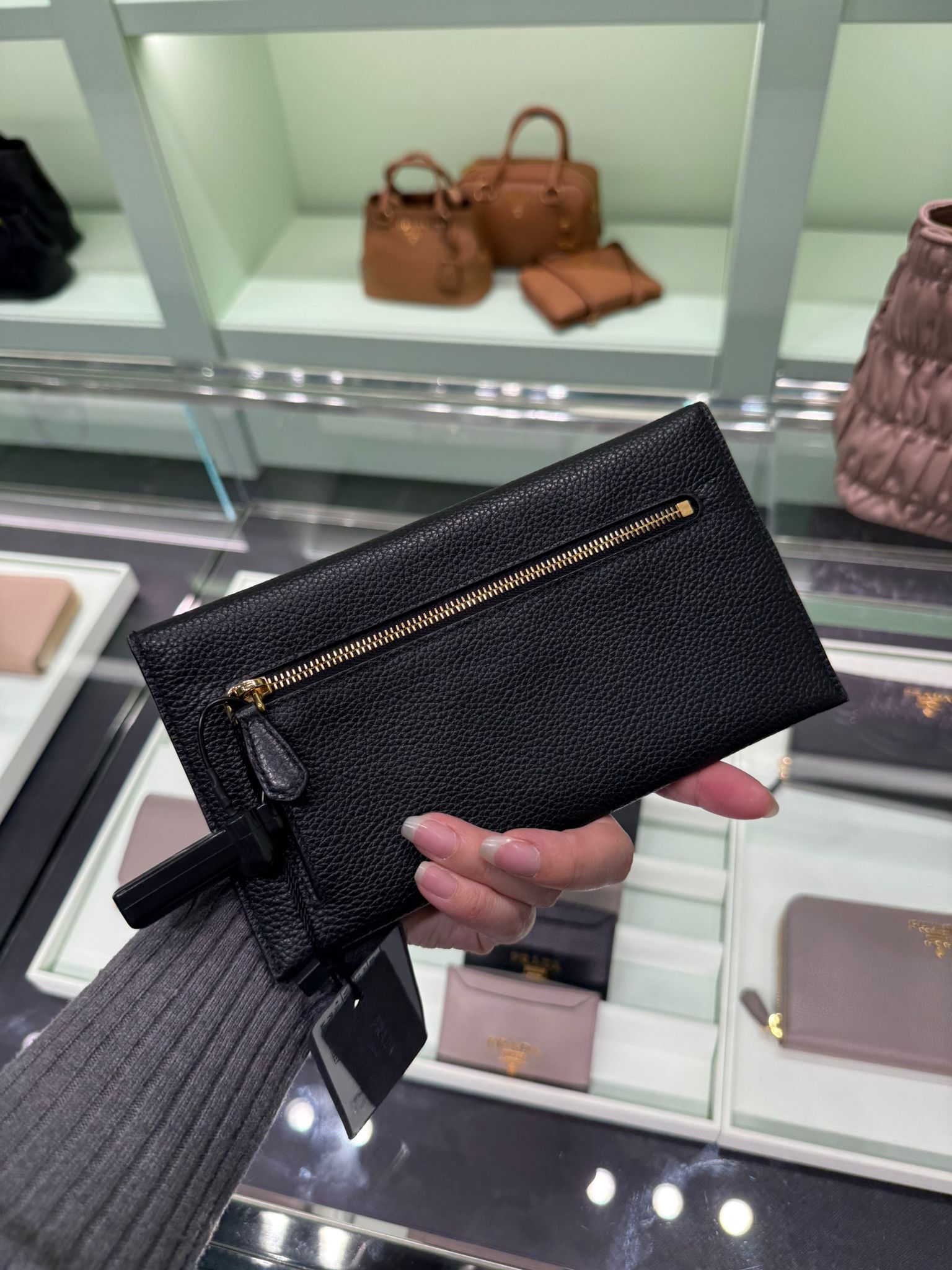 LYS01589 PRADA 金色LOGO黑色信封包 1MF175