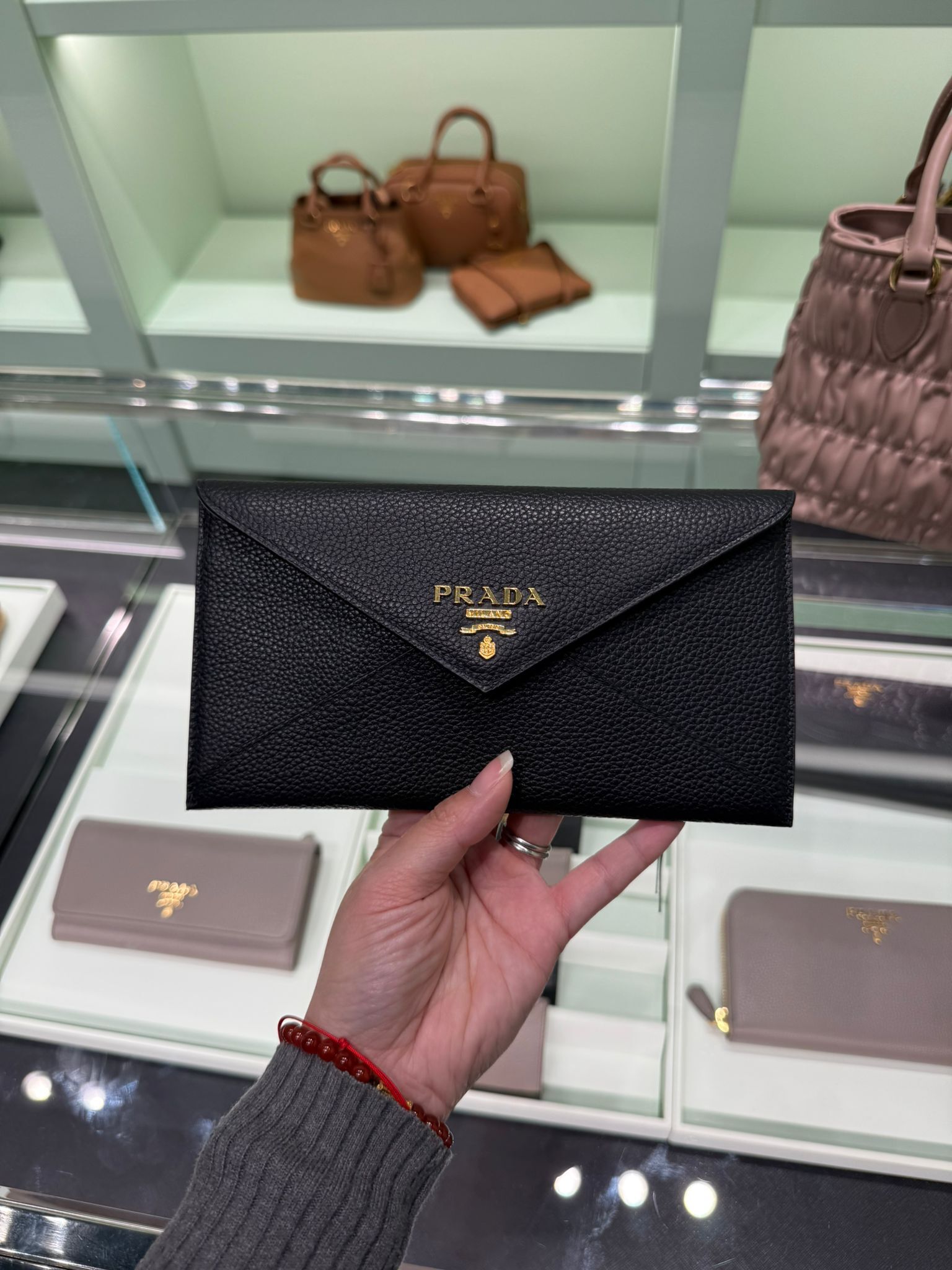 LYS01589 PRADA 金色LOGO黑色信封包 1MF175