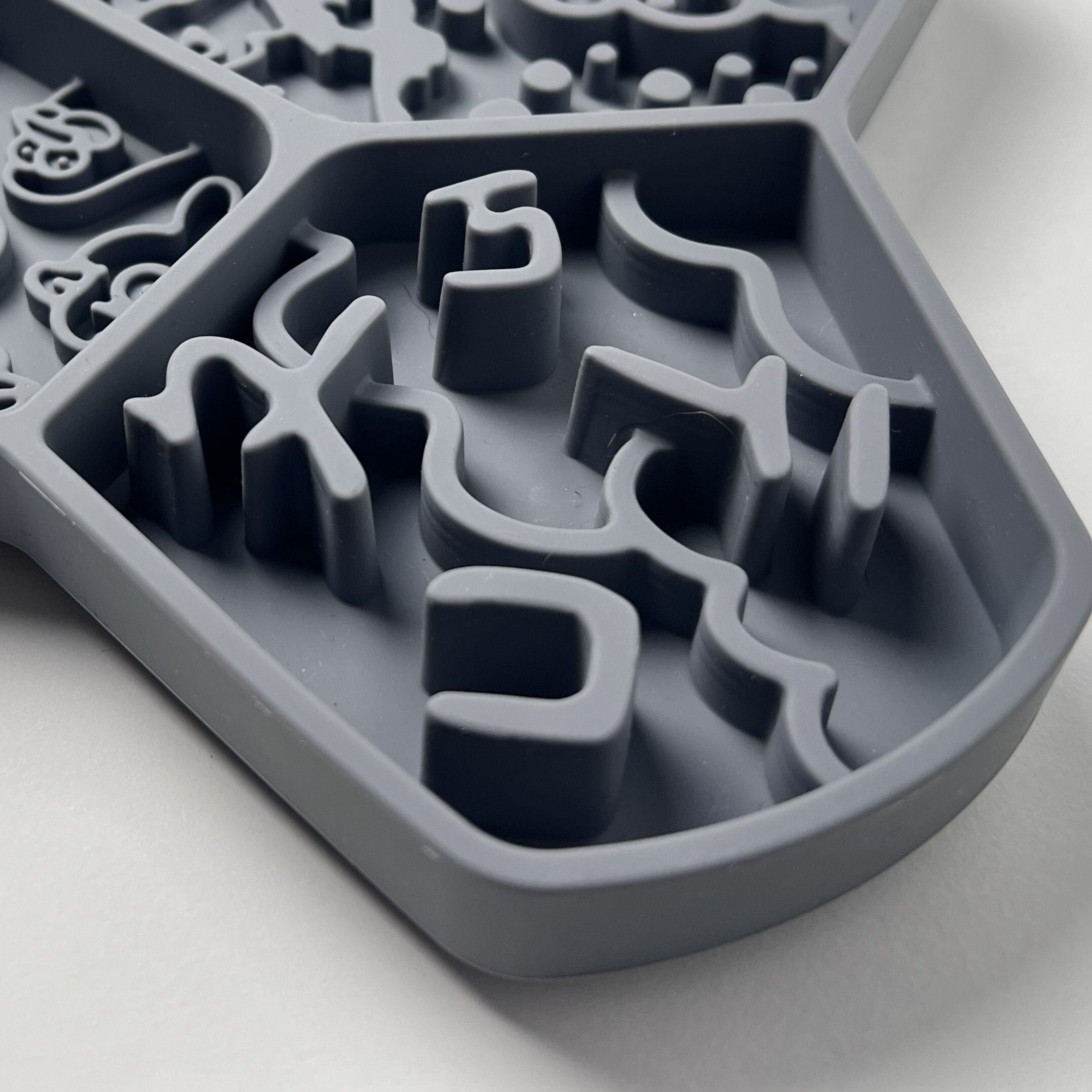 派庫消BO怪舔食墊的ㄆㄎㄔㄈ慢食區，幫助寵物慢食，減少脹氣。