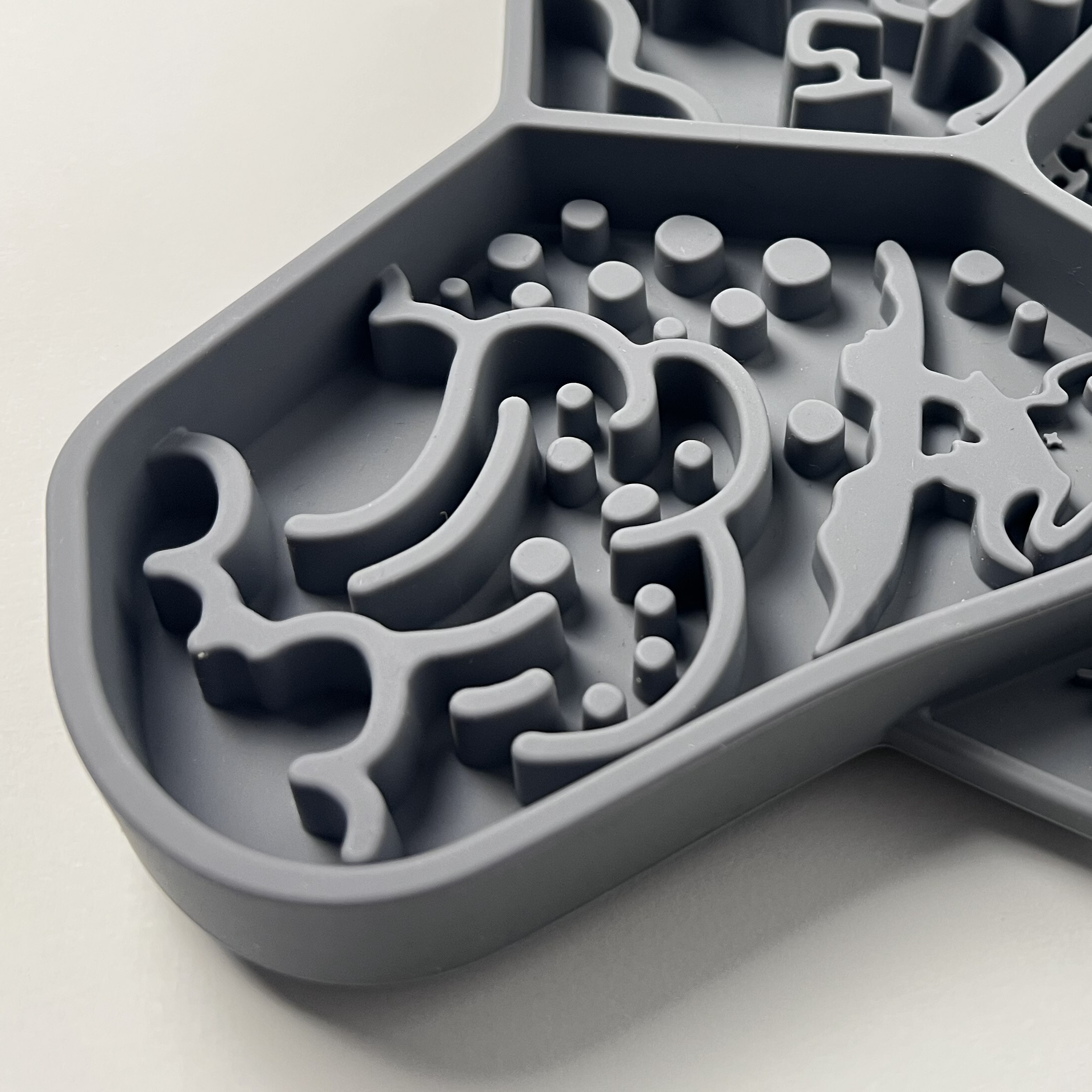 派庫廚房消BO怪舔食墊激浪嗅聞尋寶區， 激發毛孩的尋寶本能，消耗精力、打發時間。