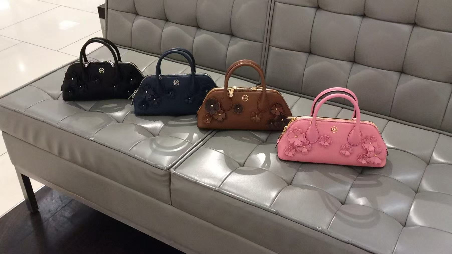 【預購】Michael Kors H042110 立體花卉裝飾保齡球手提包