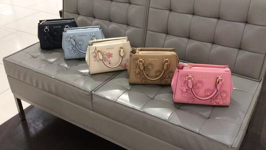 【預購】Michael Kors H042111 立體花卉裝飾戴妃包