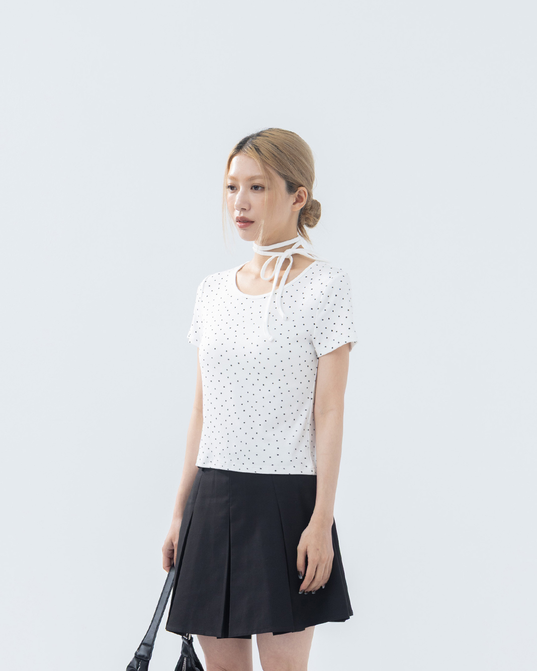 All-over star print round neck fitted top with tie, available in two colors.【01099503】in stock+pre-order