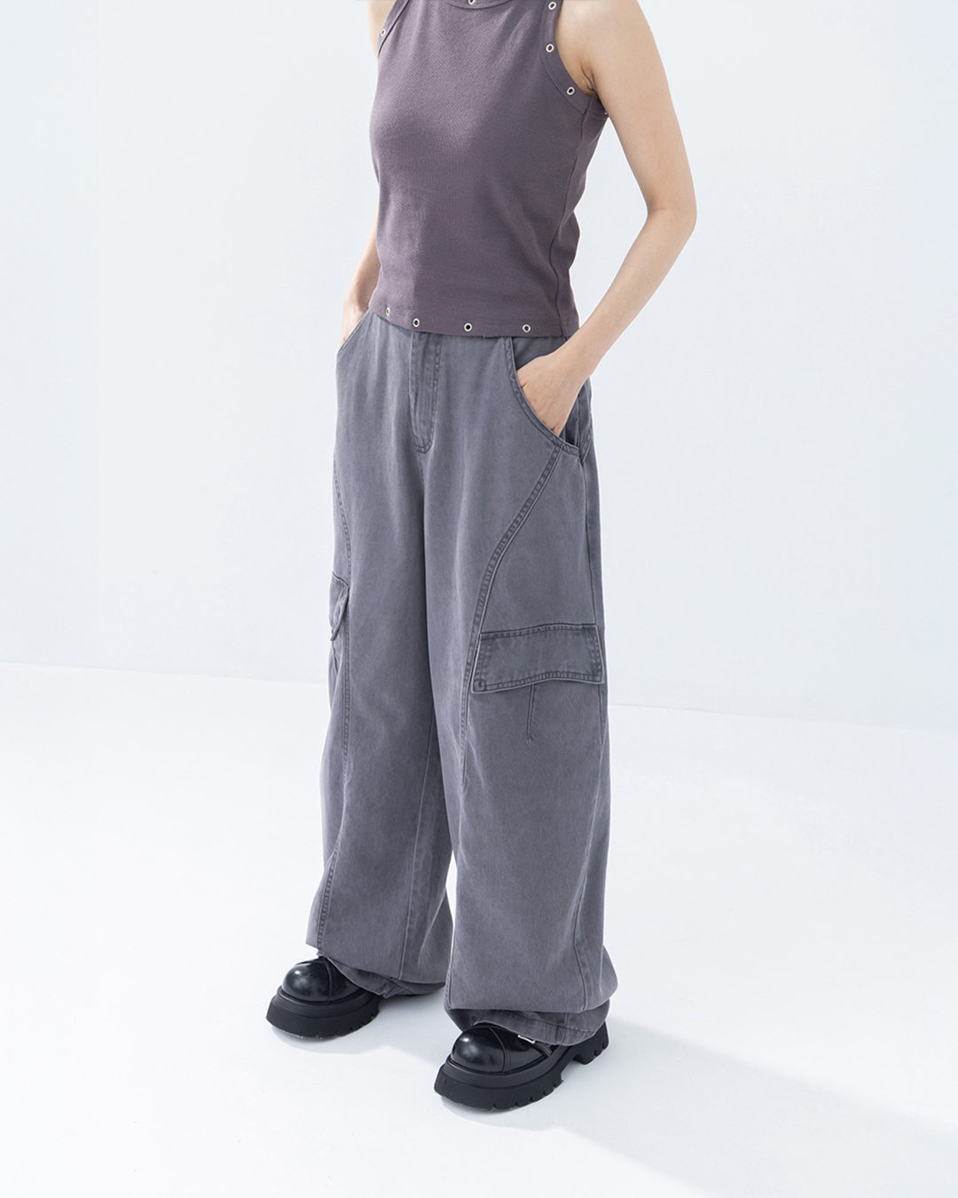 Diagonal cut cargo pockets, low-rise cocoon-shaped trousers, available in two colors, S/M/L.【04102045】in stock+pre-order