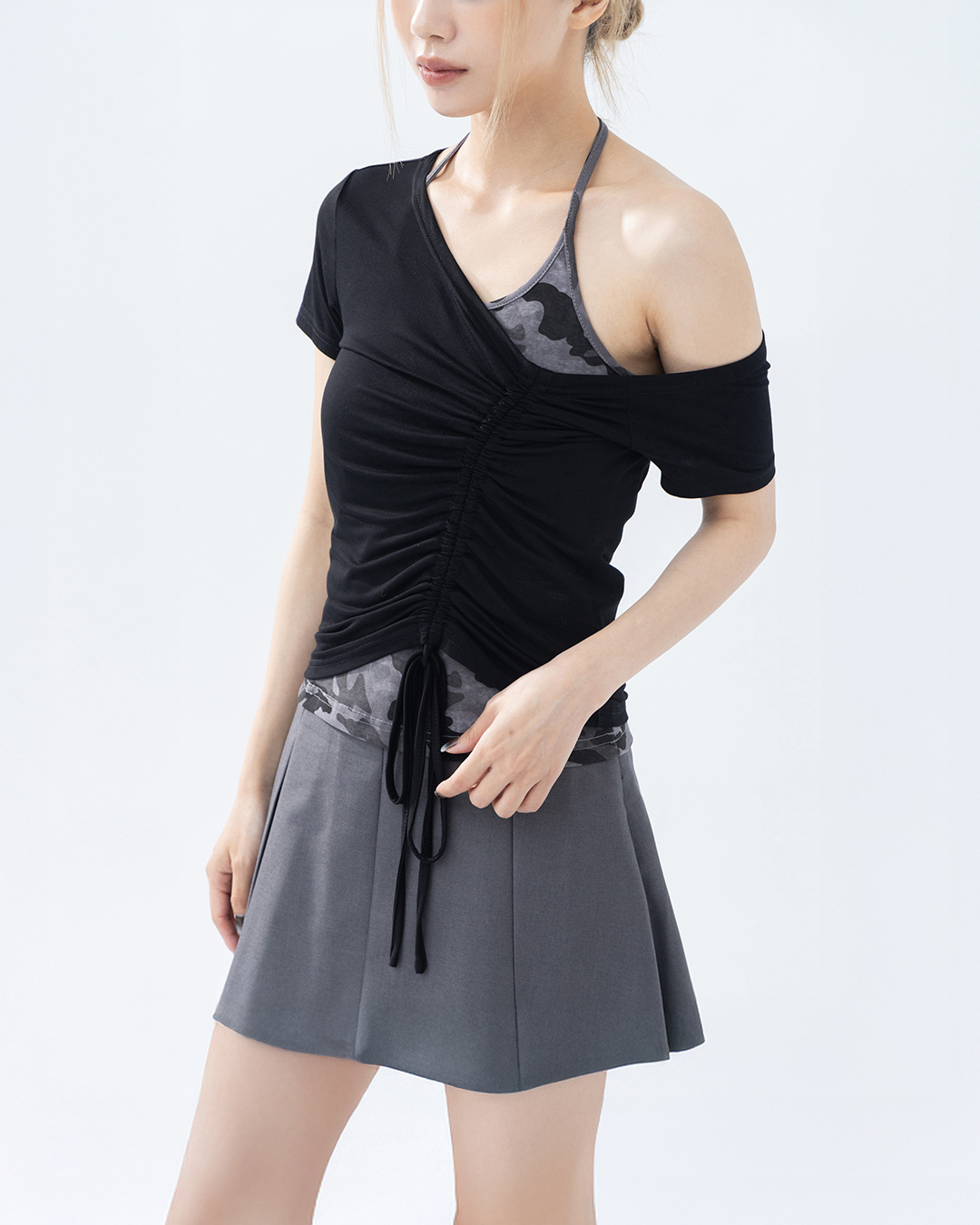 One-shoulder, gathered, tie-up short-sleeved top, available in two colors.【01099564】in stock+pre-order