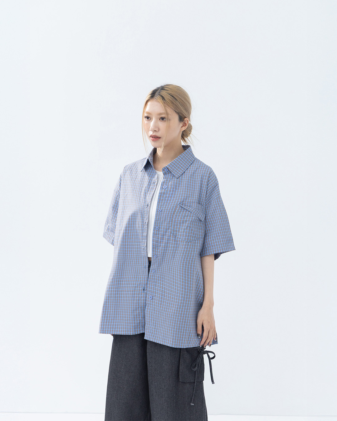 Wide-cut plaid shirt with a single front pocket, available in two colors.【01025795】in stock+pre-order