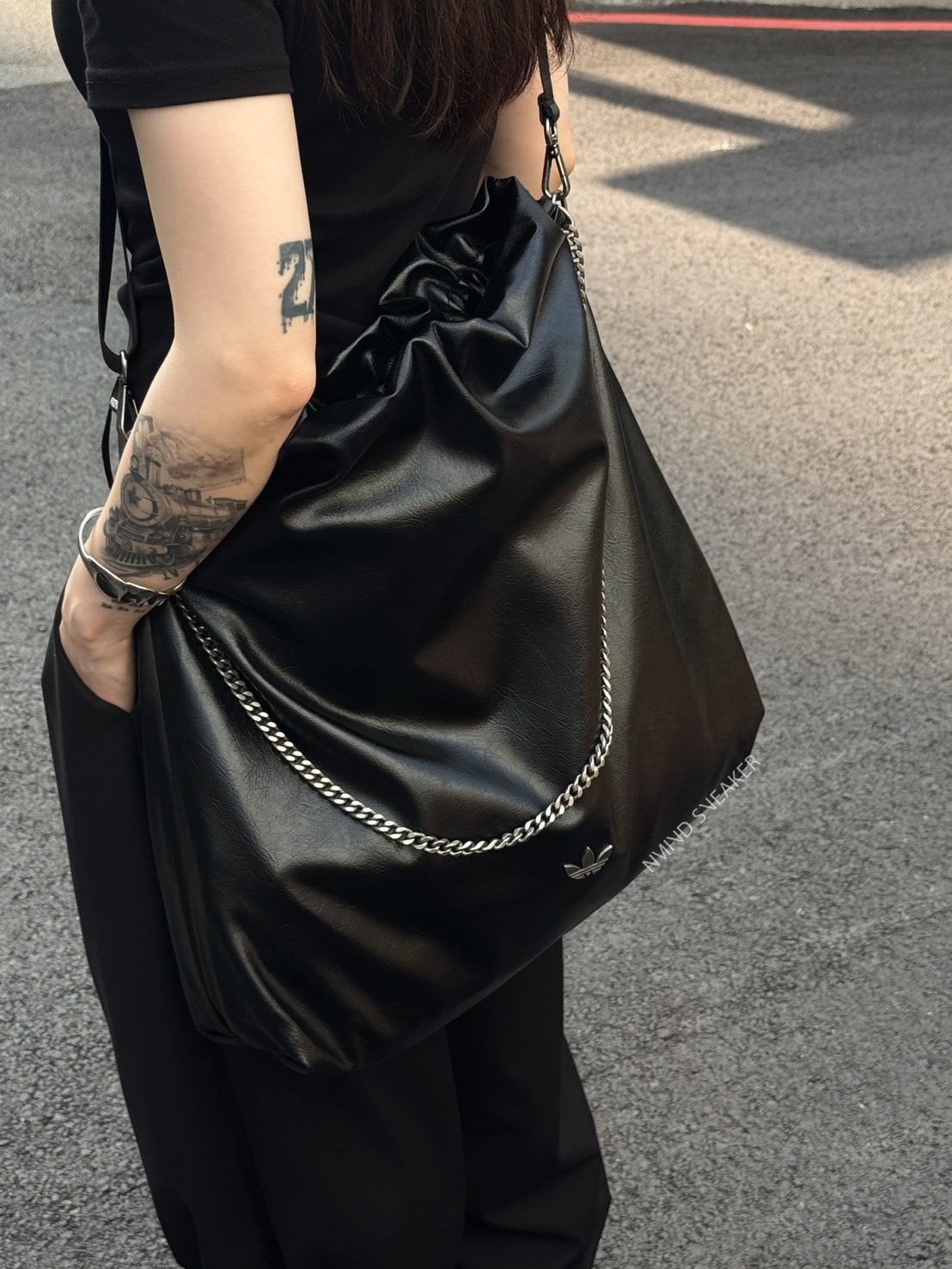 Adidas Originals  肩背流浪包 中/大號