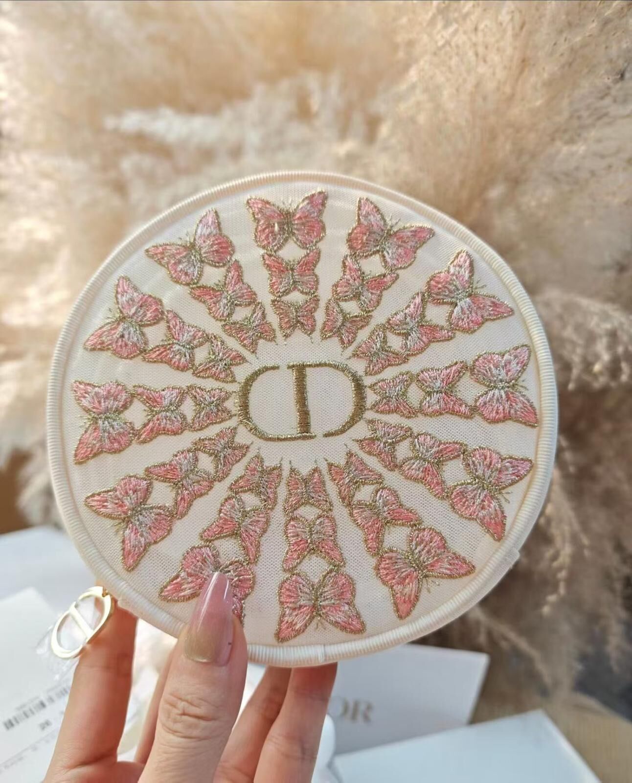 DIOR 2026年母親節禮遇精緻蝴蝶刺繡網狀贈品化妝袋