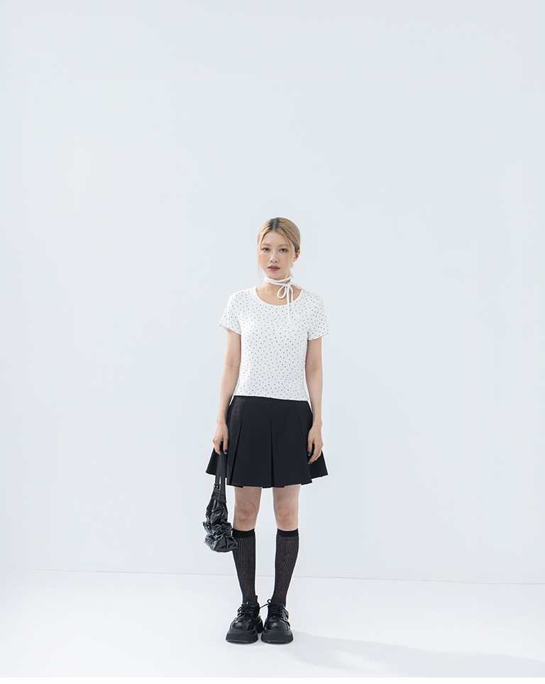 All-over star print round neck fitted top with tie, available in two colors.【01099503】in stock+pre-order