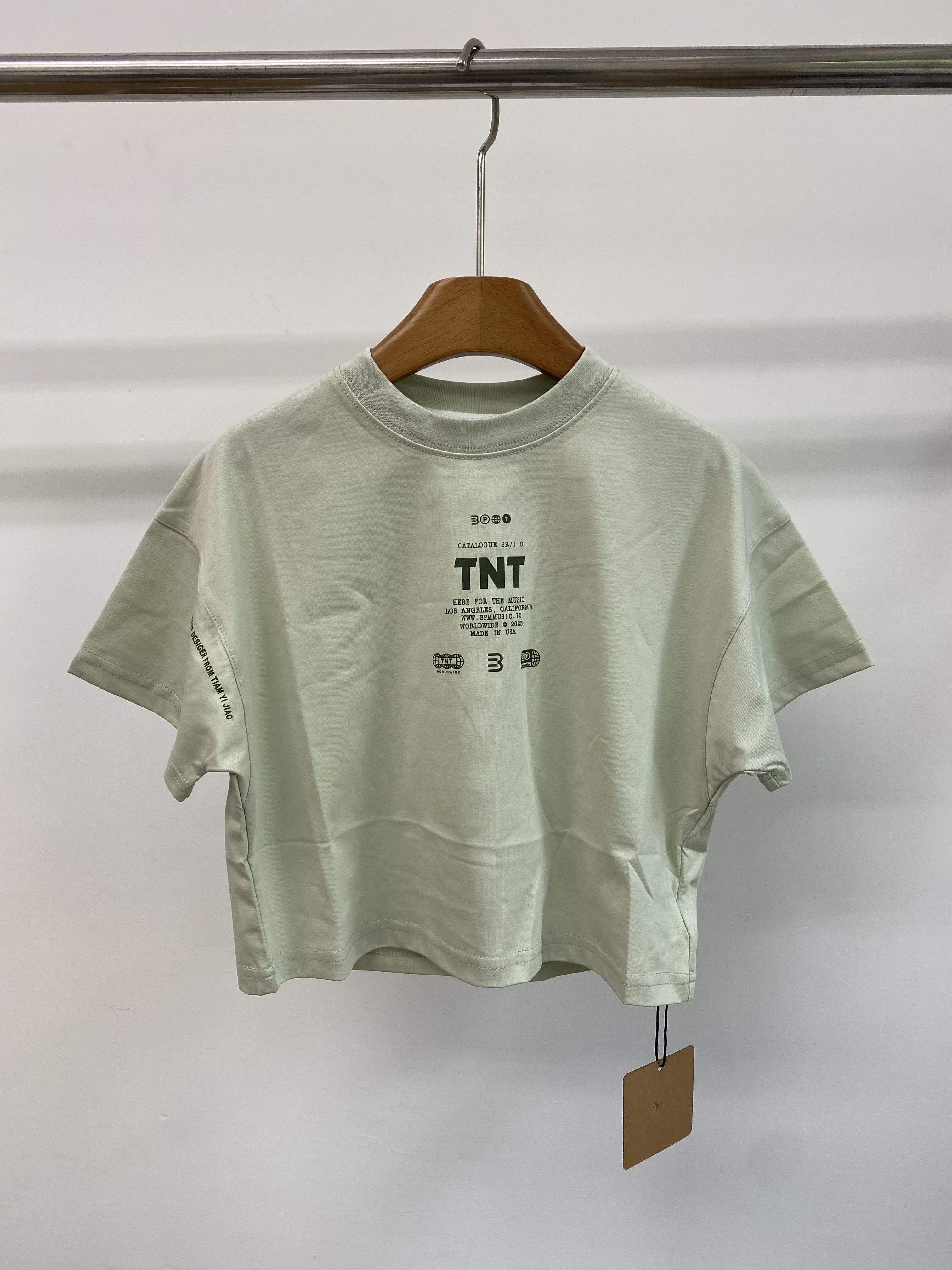 A04928質感綠字母上衣