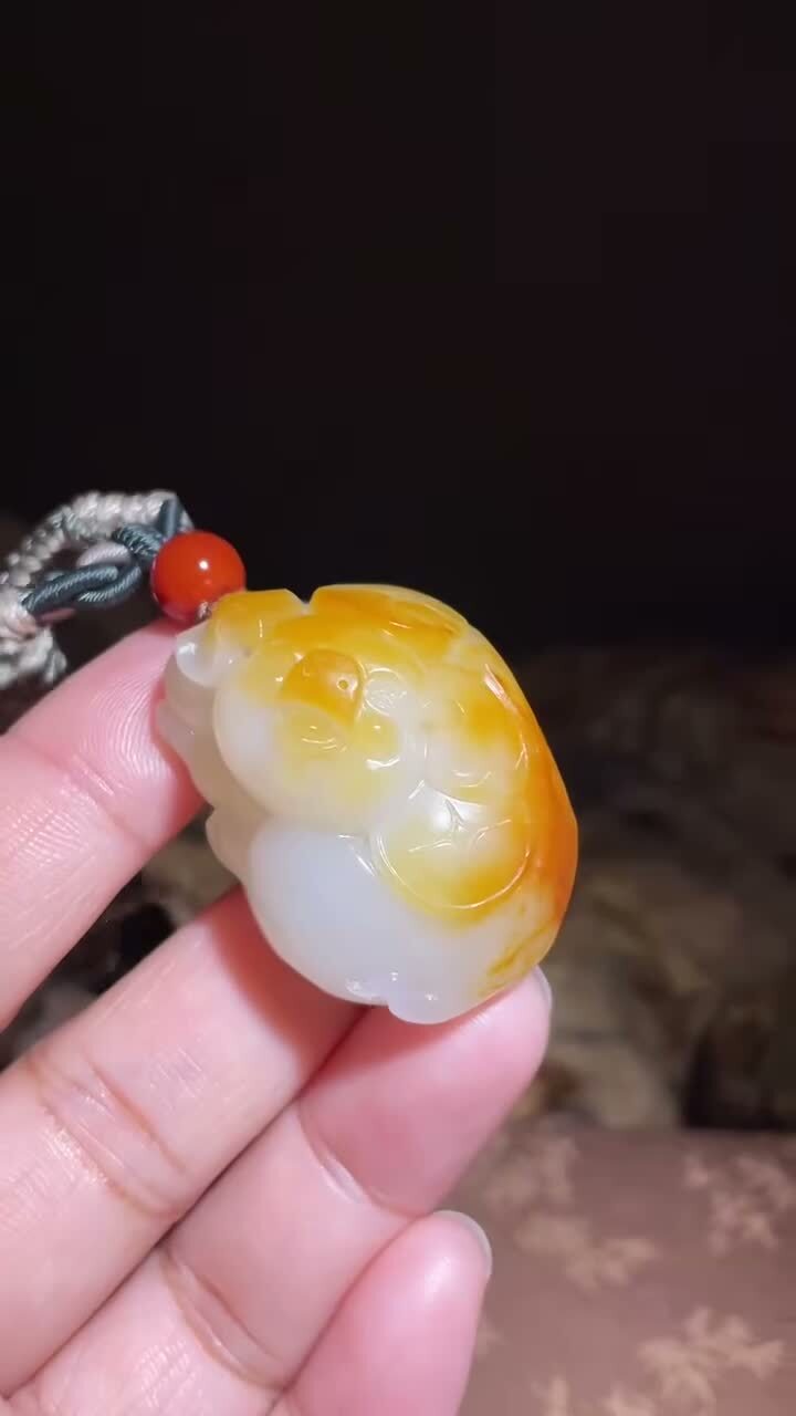 410711 和田玉籽料福豬