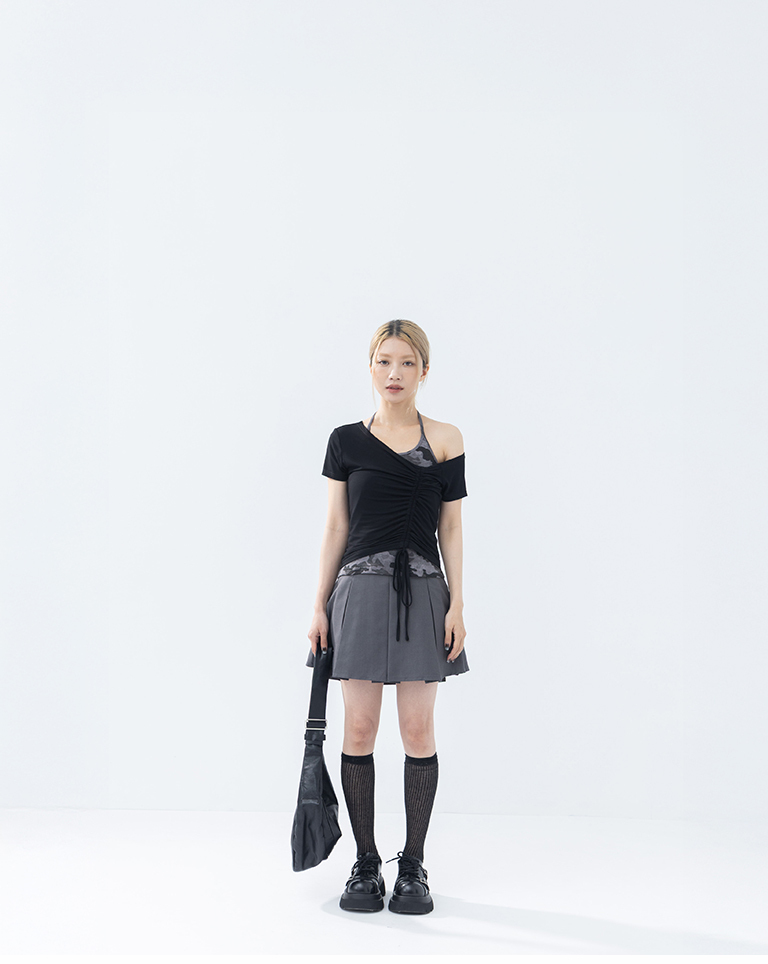 One-shoulder, gathered, tie-up short-sleeved top, available in two colors.【01099564】in stock+pre-order