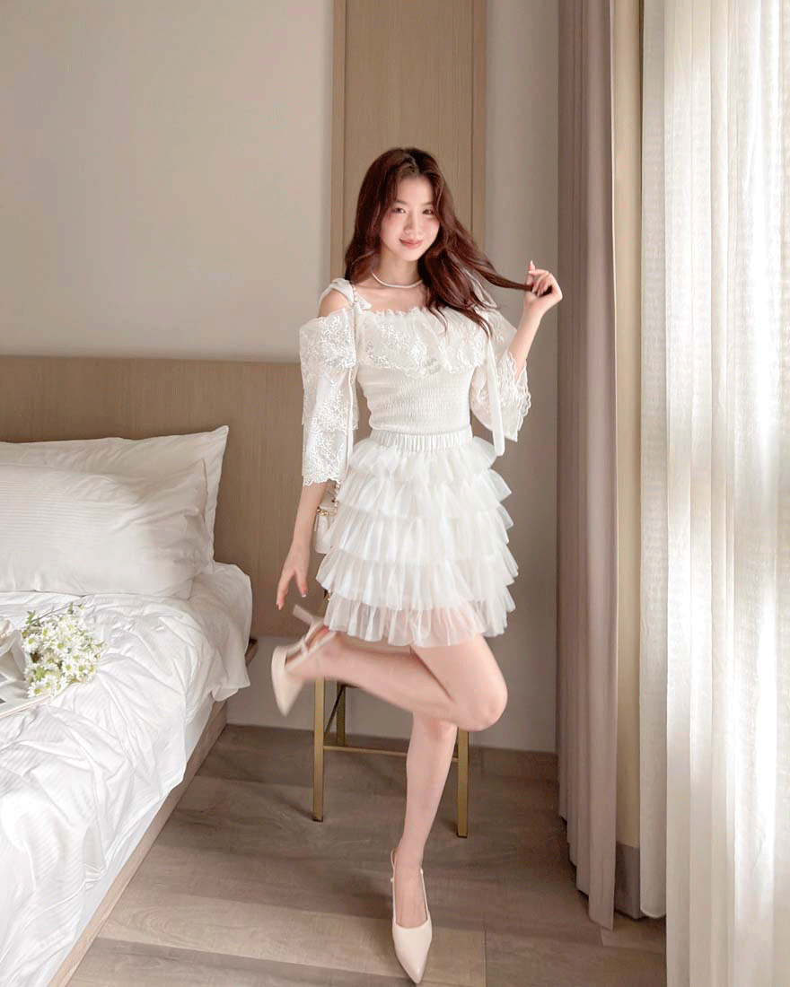 LINA LINA別緻光采亮片刺繡網紗綁結肩帶上衣-清新白