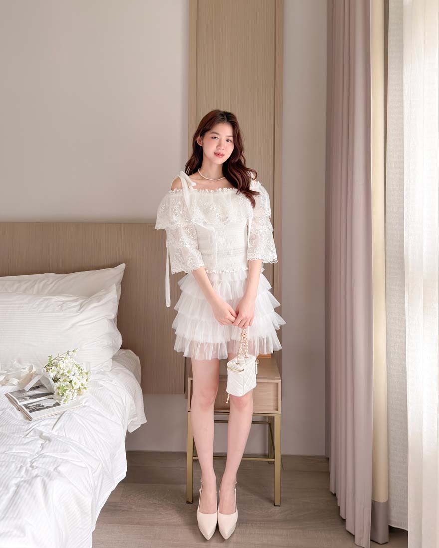 LINA LINA別緻光采亮片刺繡網紗綁結肩帶上衣-清新白