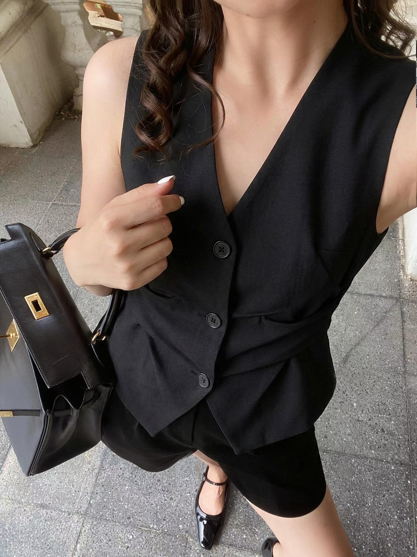 氣質感腰抓摺造型排釦V領西裝背心-S-L / 2色 (Elegant & Love)