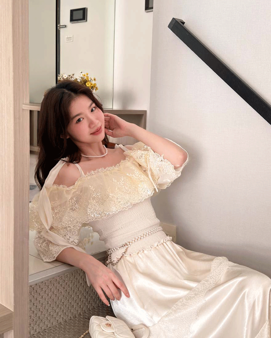 LINA LINA別緻光采亮片刺繡網紗綁結肩帶上衣-淡米黃