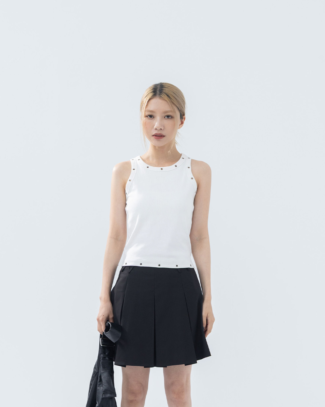 Metal buttonhole design, sleeveless vest, available in three colors.S/M/L【01150481】in stock+pre-order