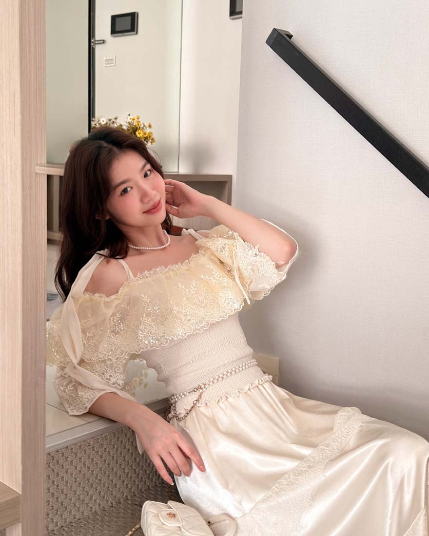 LINA LINA別緻光采亮片刺繡網紗綁結肩帶上衣-淡米黃