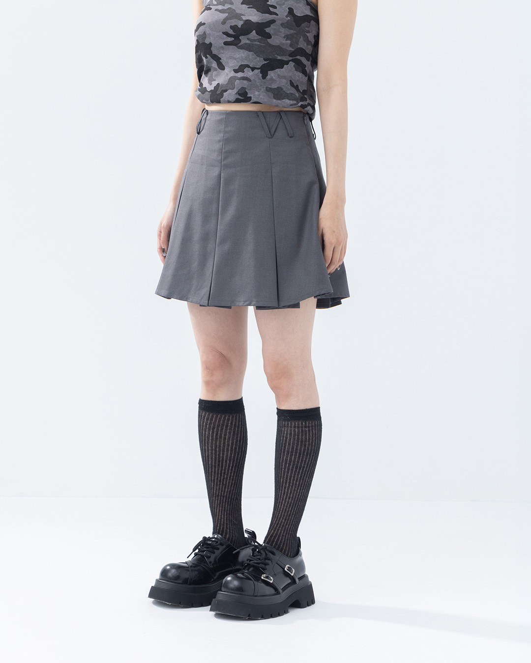 Plain briefs with pleated detailing, available in two colors, sizes S/M/L.【03010947】in stock+pre-order