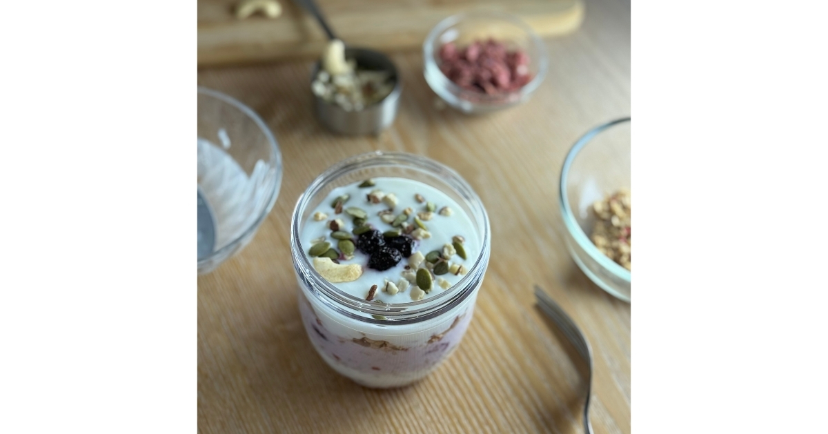 將剩餘的藍莓與少量碎堅果裝飾於頂部