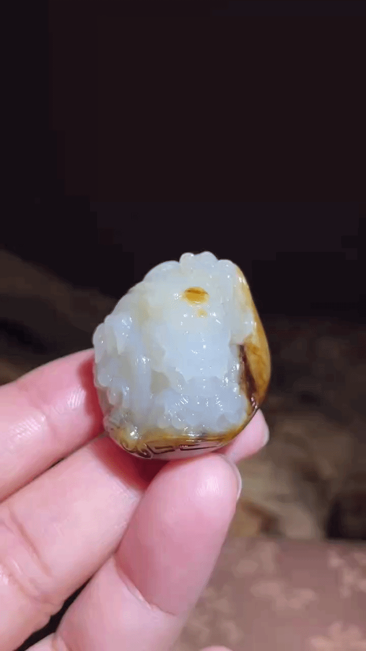 410720 和田玉籽料龍行天下