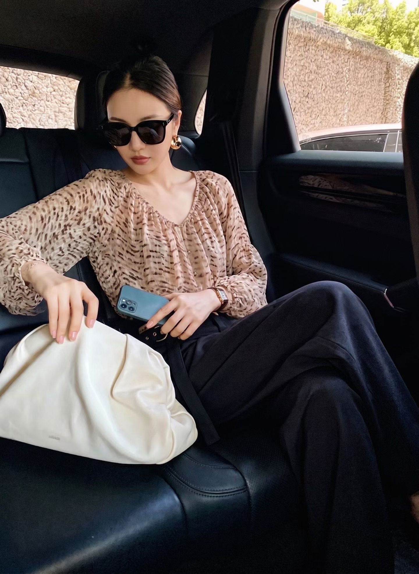 浪漫女子配色圖騰抓摺感V領澎澎袖上衣-S-L (Elegant & Love)