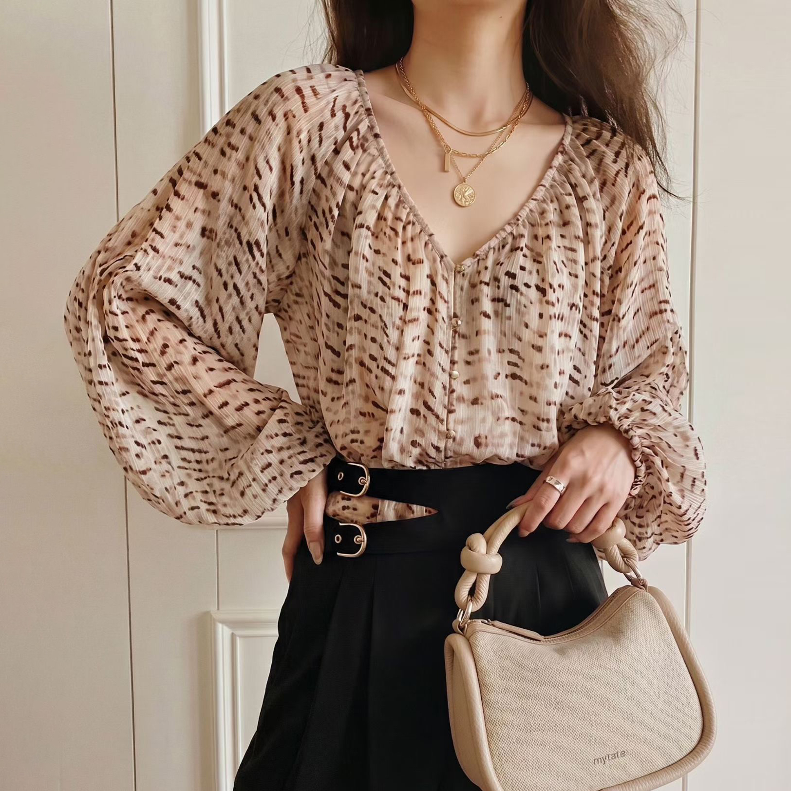 浪漫女子配色圖騰抓摺感V領澎澎袖上衣-S-L (Elegant & Love)