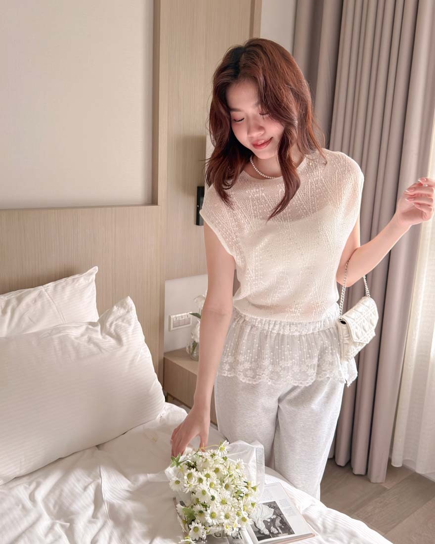 LINA LINA亮眼質感燙鑽菱格織紋針織上衣-高雅白