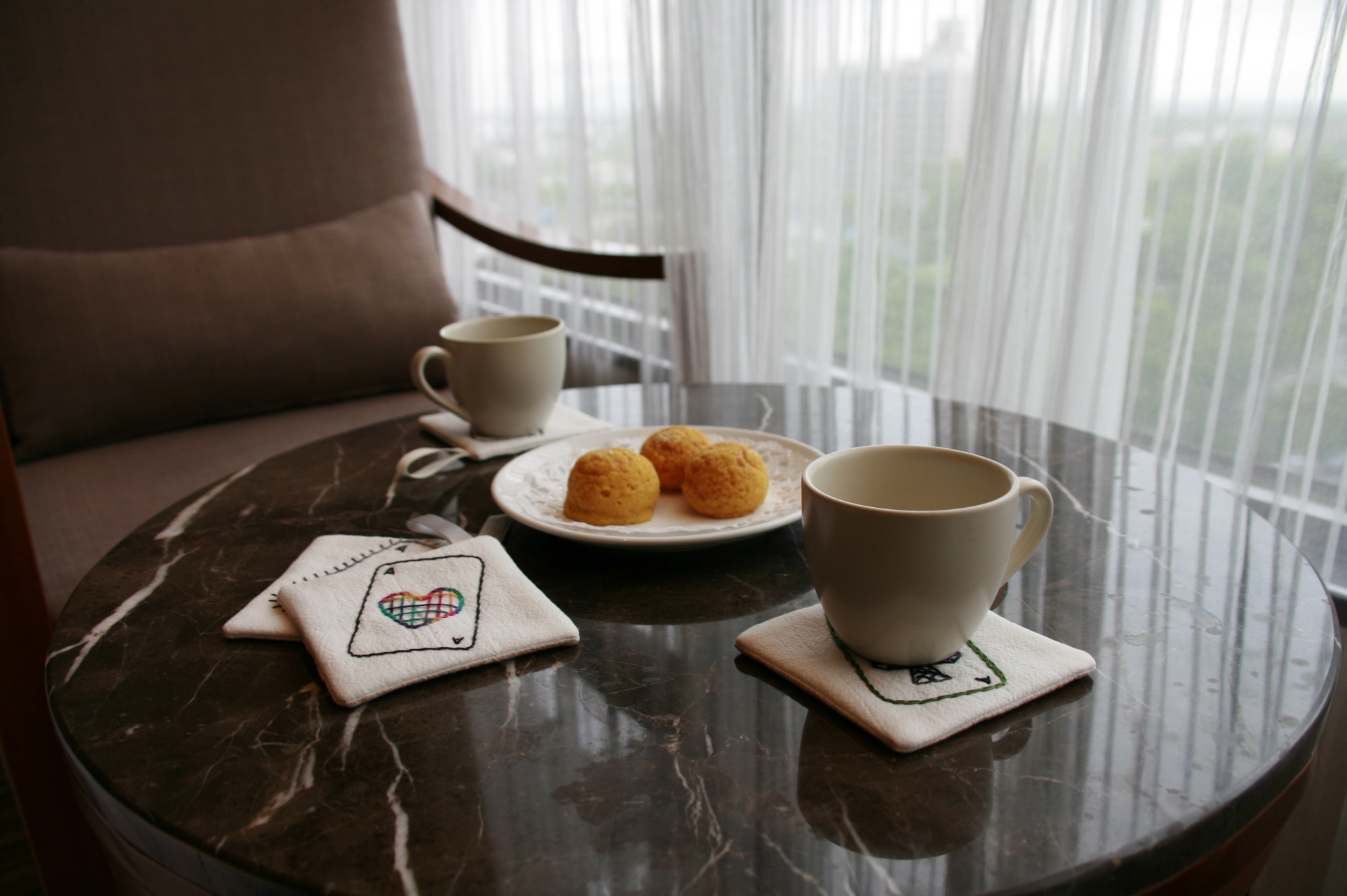 刺繡杯墊與茶點情境