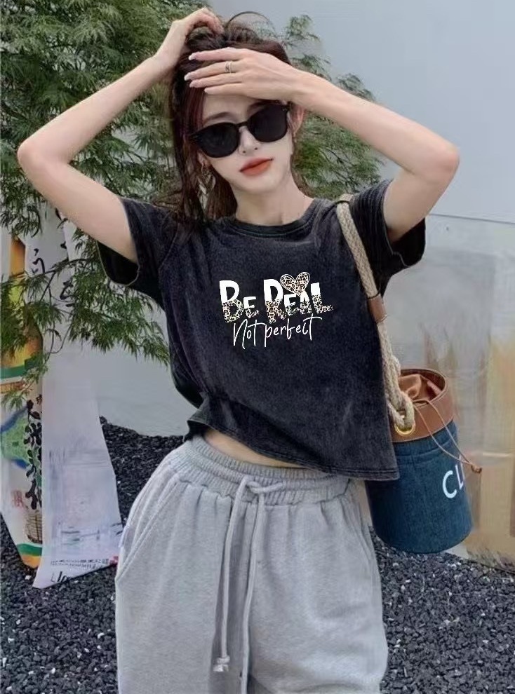 豹紋字母短版水洗上衣