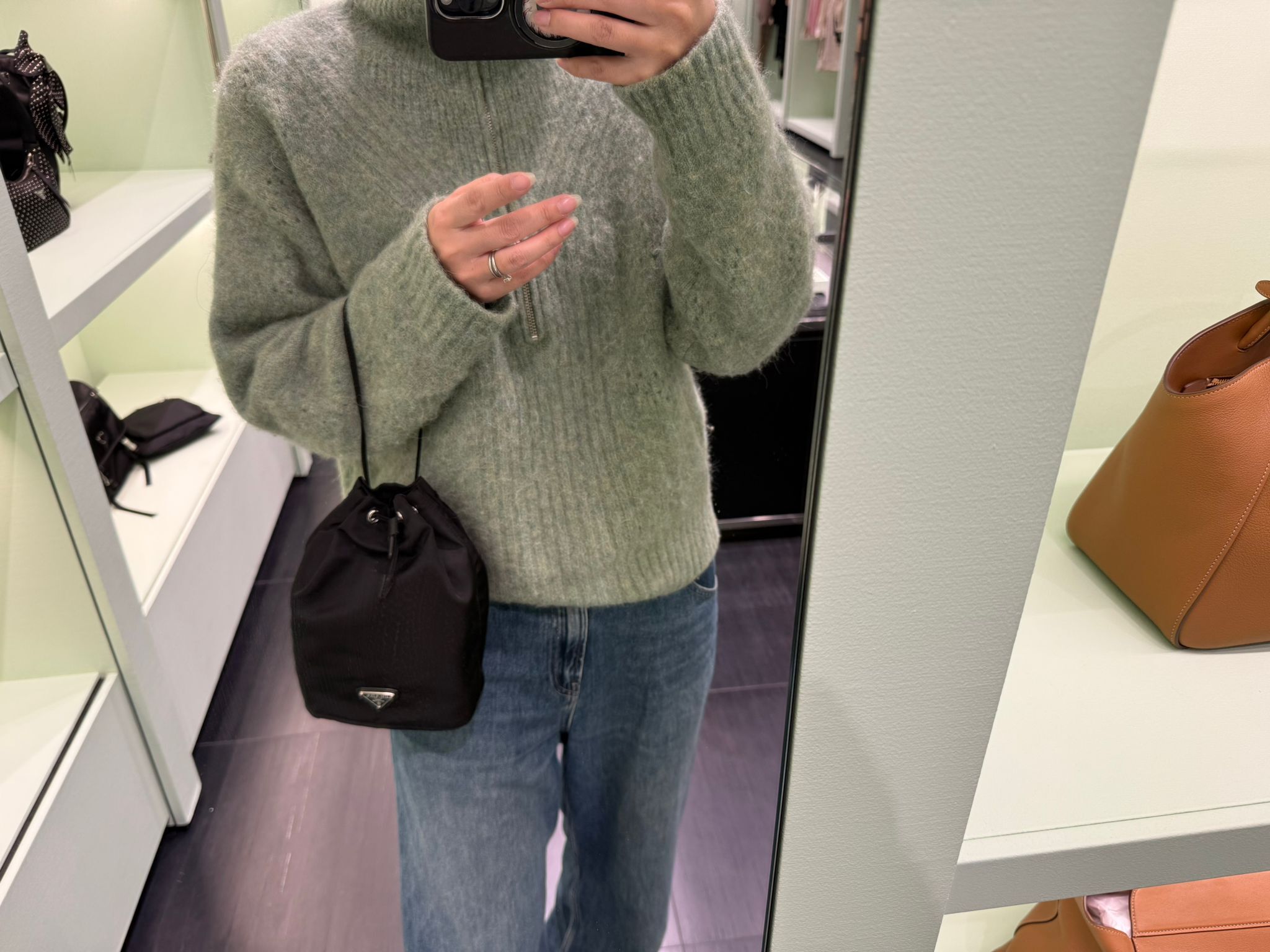 LYS01594 Prada 三角logo 黑色尼龍水桶袋