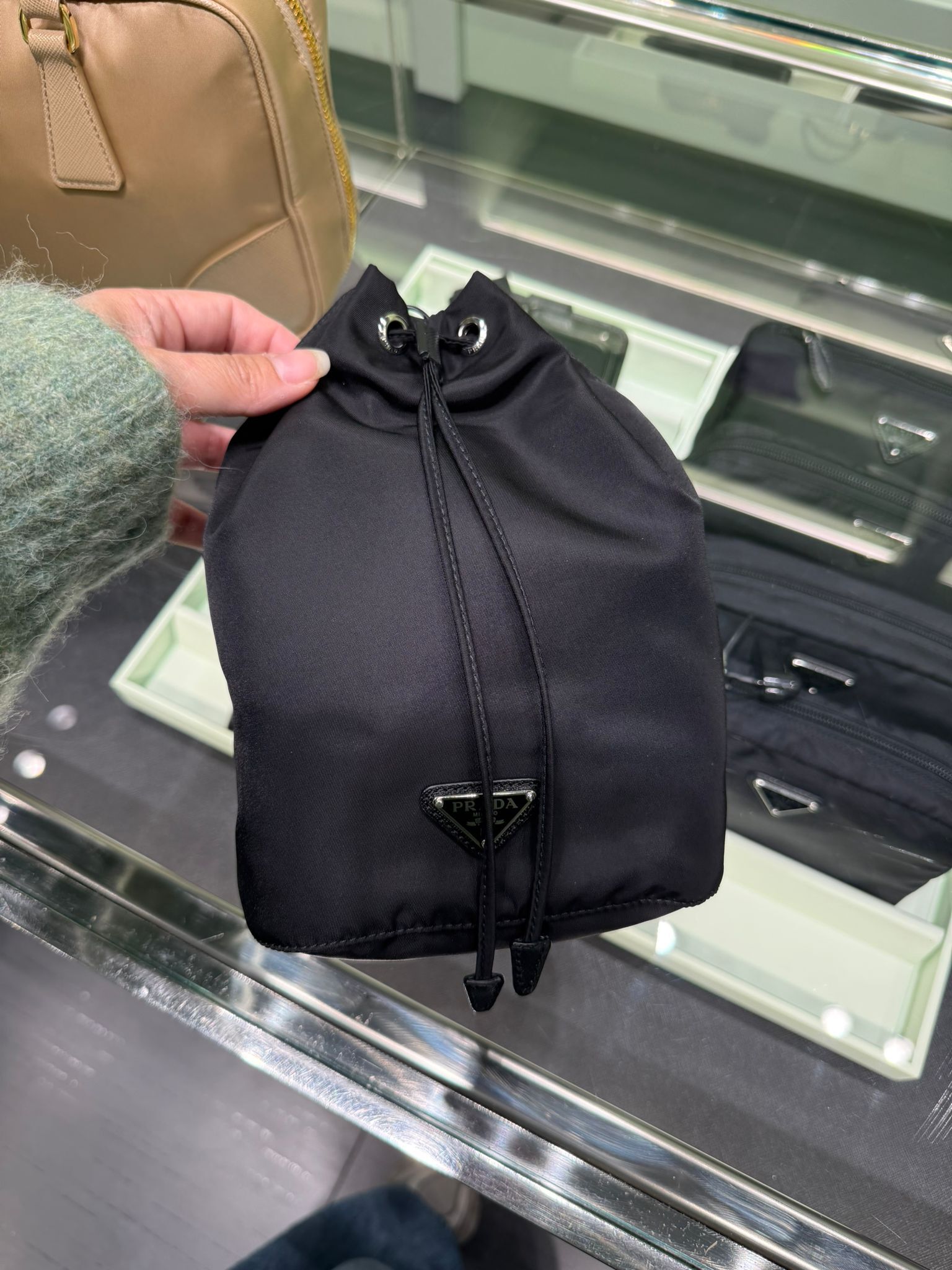 LYS01594 Prada 三角logo 黑色尼龍水桶袋