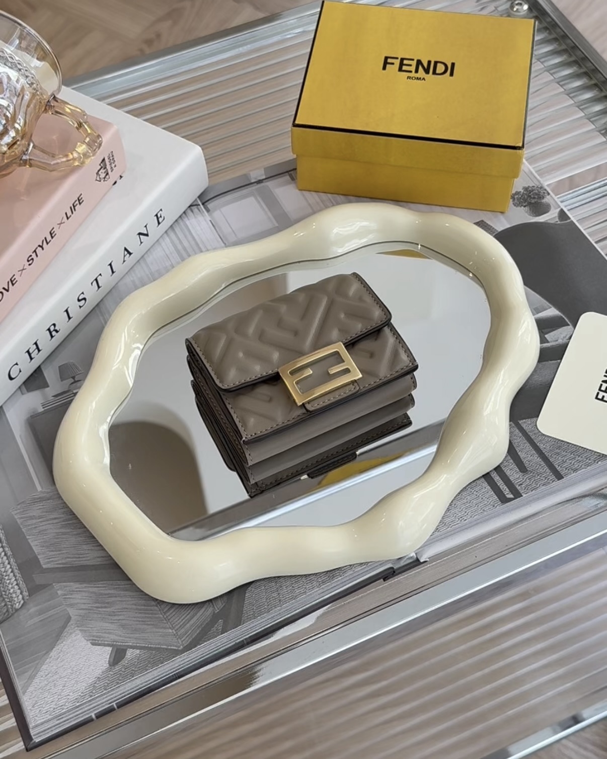 FENDI｜BAGUETTE 微型三摺疊皮夾 灰色