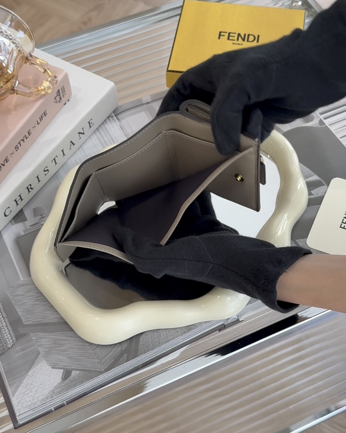 FENDI｜BAGUETTE 微型三摺疊皮夾 灰色