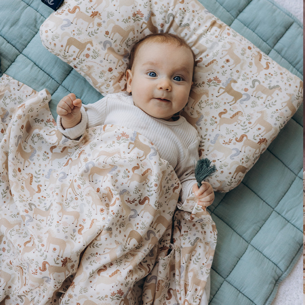 Gift DollBao 竹纖涼感巾/被2號彌月禮盒 (竹纖涼感巾標準款+竹纖小童方枕)｜九天朵朵馬