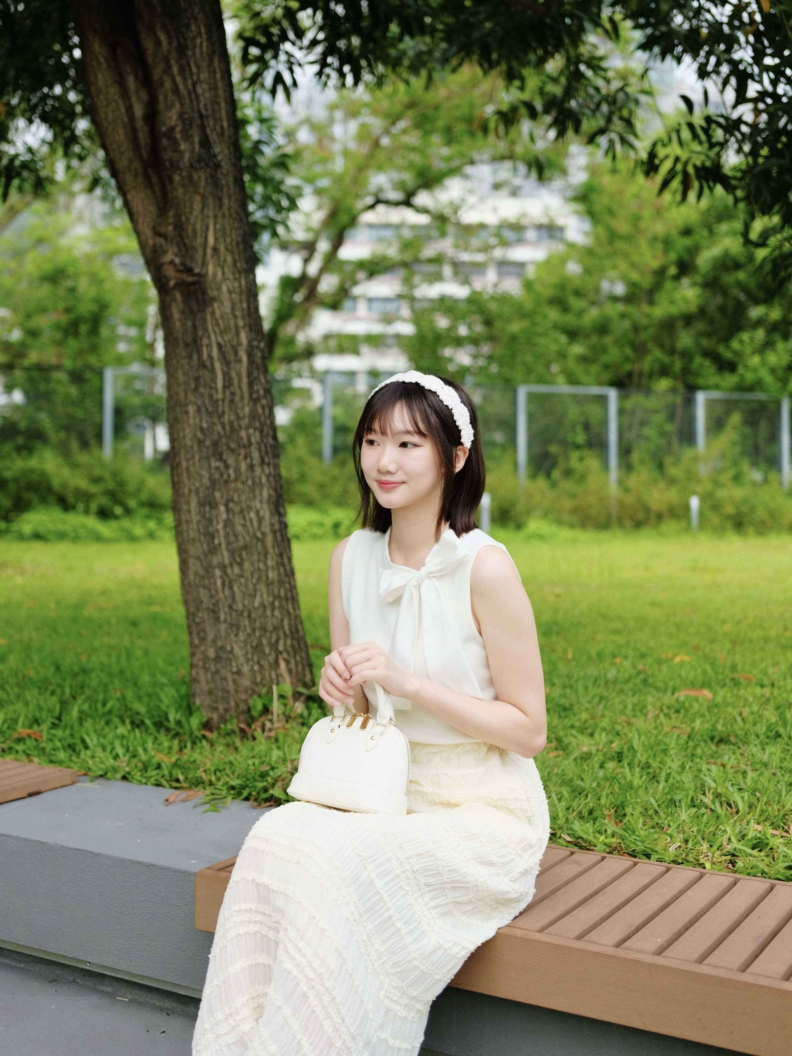 兩色 / 蝴蝶結絲帶針織背心 / Pussy-Bow Sleeveless Knit Top